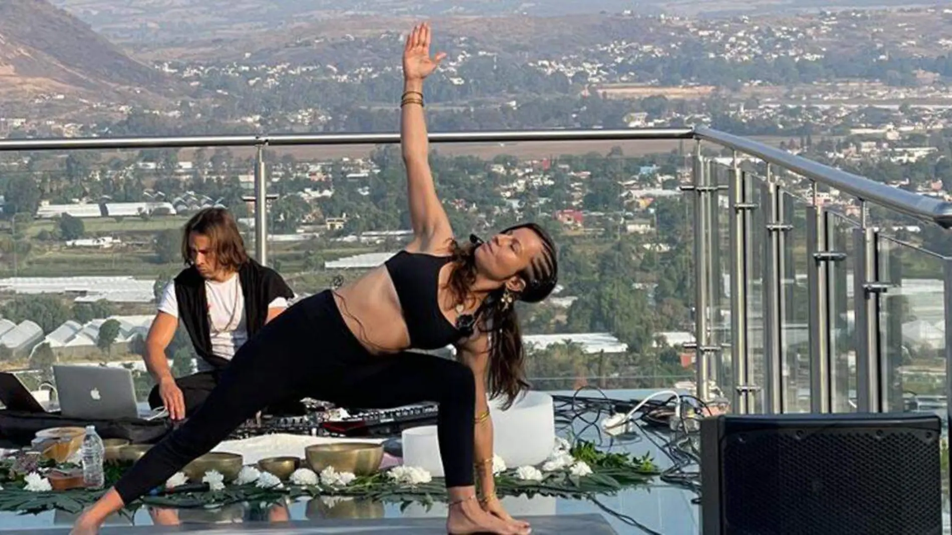 Clase de lloga en el mirador de cristal del Cerro de San Miguel en Atlixco